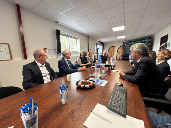 Patrice Gault, Président de Dieppe Méca Énergies, ainsi que toute l’équipe de Dieppe Méca Énergies, ont eu l'honneur d’accueillir M. Jean-Benoît ALBERTINI, Préfet de la région Normandie, Préfet de la Seine-Maritime ainsi que Mme Baconnais-Rosez, Sous-préfète de Dieppe.