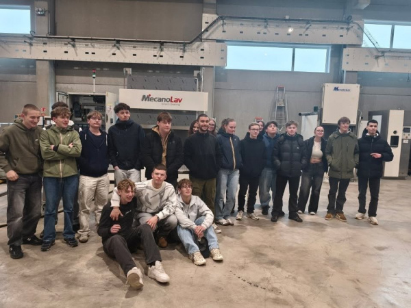 Dans le cadre de son engagement envers les jeunes, Dieppe Méca Energies a organisé et financé le transport d'une visite de l’entreprise Mecanolav à Neufchâtel-en-Bray, en partenariat avec Magali Kiburse de l'agence de l'orientation et des métiers de Normandie.